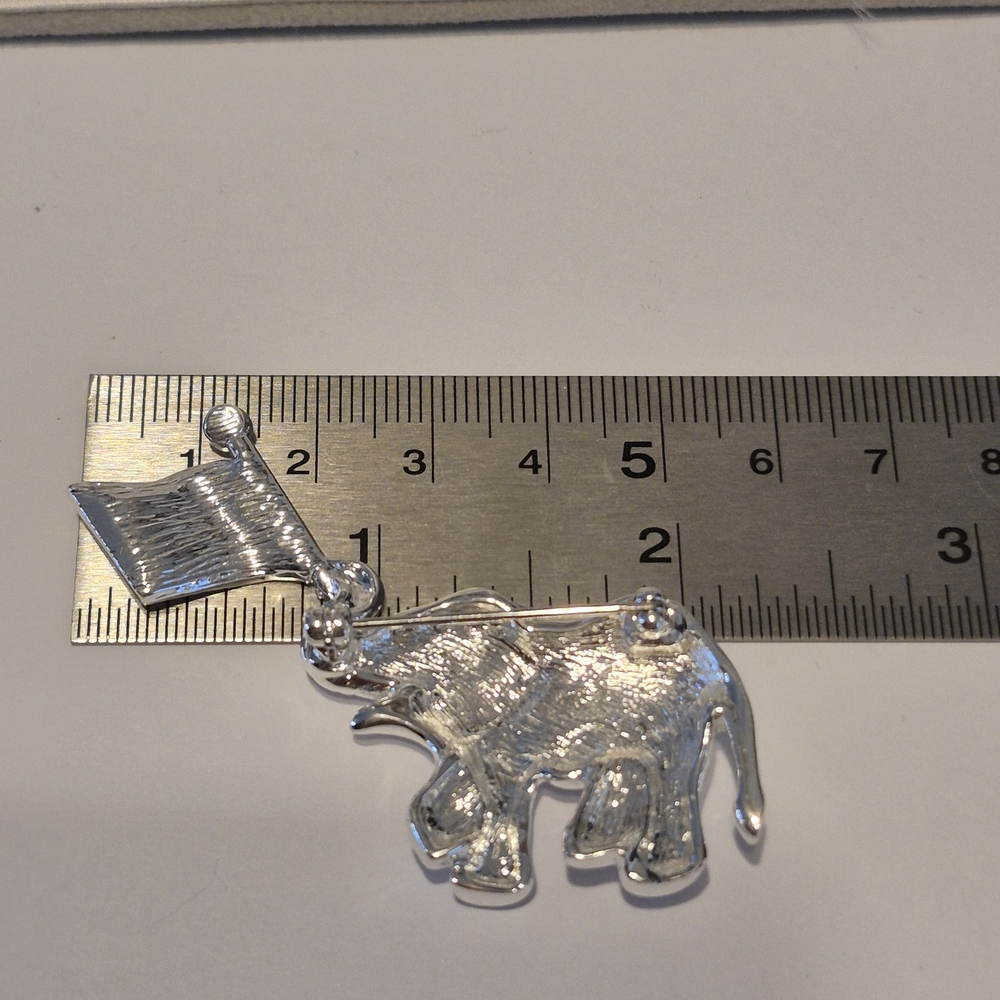 Silver Elephant Pin with Flag 🇺🇸 - Picture 2 of 2